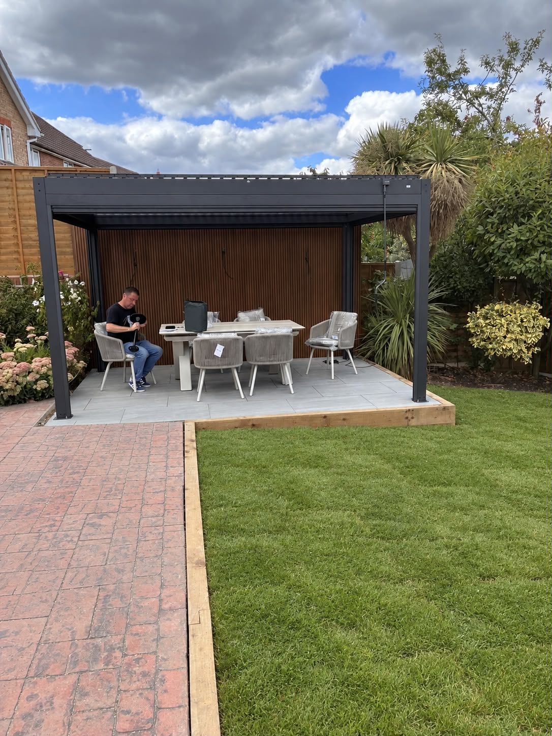 Aluminium Pergola & Porcelain Patio